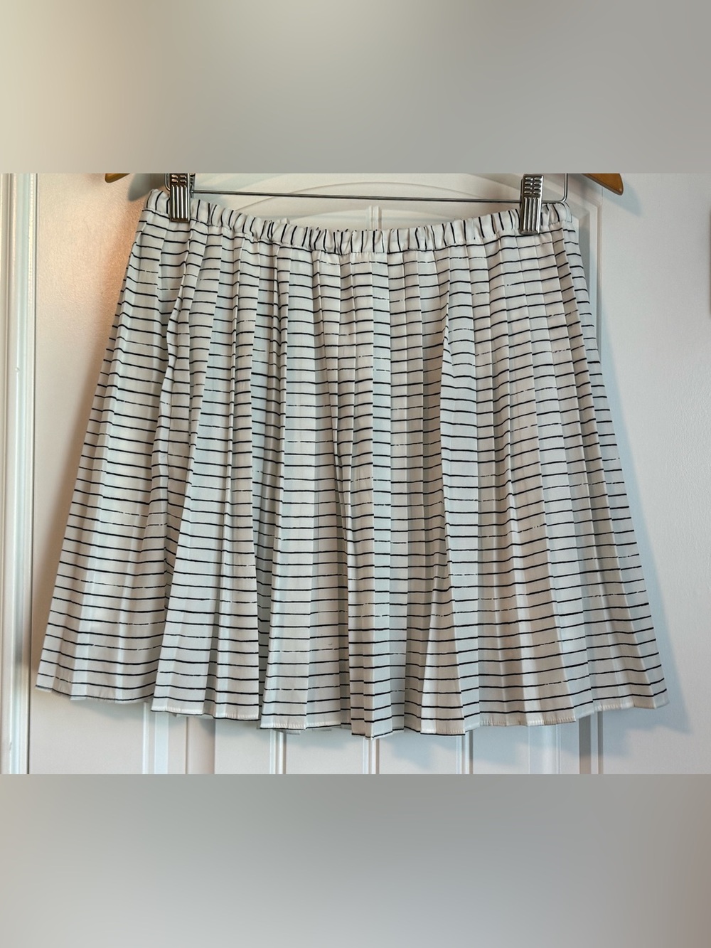 Banana Republic White Back Stripe Pleated Mini Skirt Lined Elastic Waist -Size S